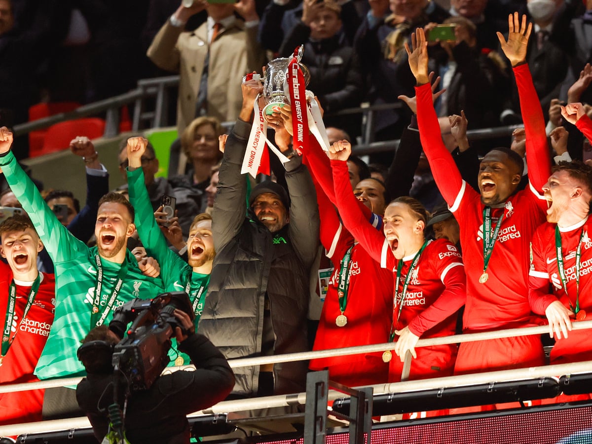 Liverpool players lifting trophy